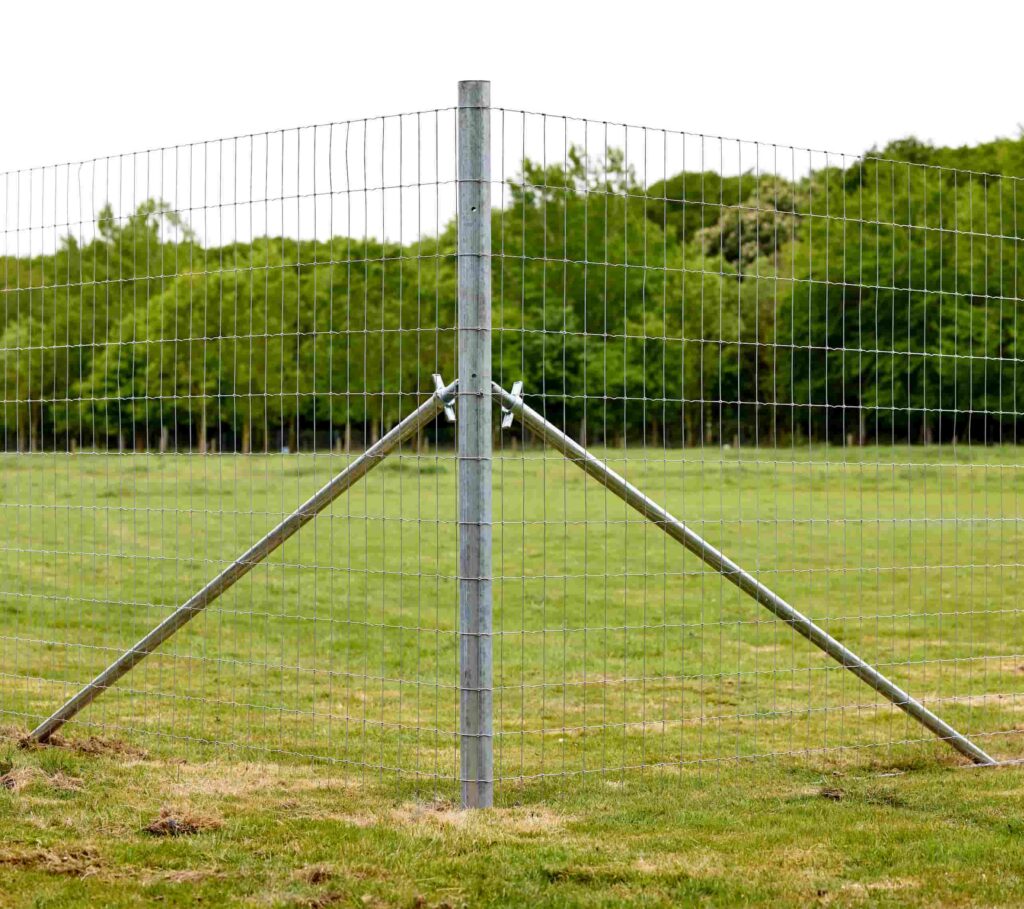 ProStrain stålstolper til gjerde i et inngjerdet område